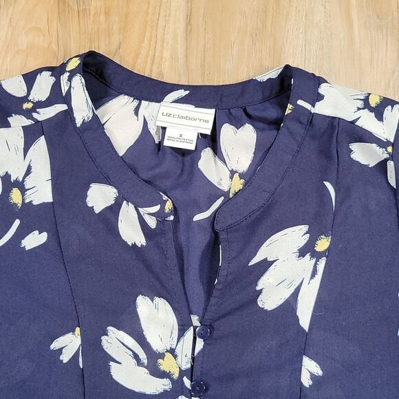🔹️Liz Claiborne Blue & White Daisy Print Popover Blouse Small - Picture 3 of 13